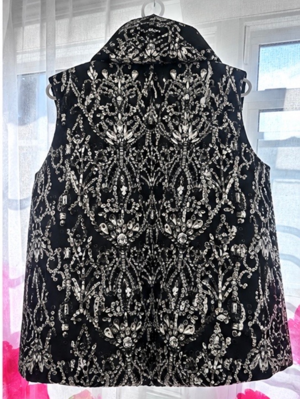 Magnifique veste sans manches NORMA KAMALI – Sleeping Bag Vest “Dark Jewels” ✨🖤